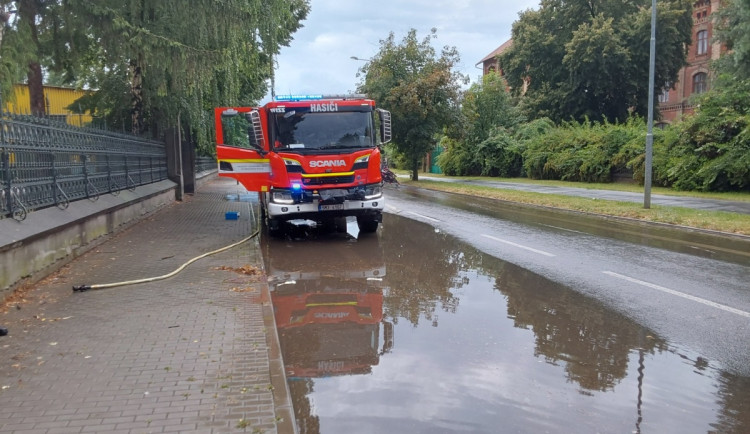 Až 50 litrů srážek za hodinu. Meteorologové varují před bouřkami s přívalovými dešti