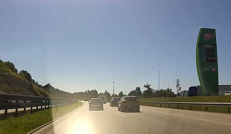 VIDEO: Řidič Audi RS Q8 přímo před zraky policistů vybrzdil na dálnici jiné auto