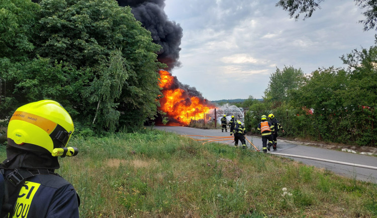 FOTO: Černý dým byl vidět na kilometry, na Přerovsku hořela skládka plastů
