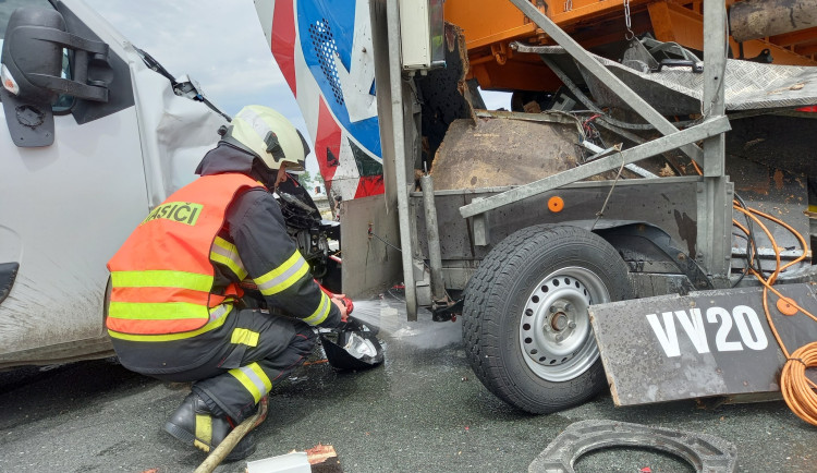Dodávka narazila na hradecké dálnici D11 do signalizačního přívěsu