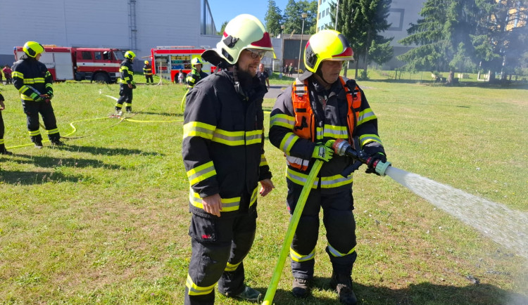 Hasič Michal Gajdoš končí po 33 letech služby. Poslední výjezd mu připravil kapitán Ocelářů