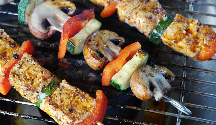 Z grilovačky rovnou do nemocnice. V létě roste počet případů salmonelózy, varují odborníci