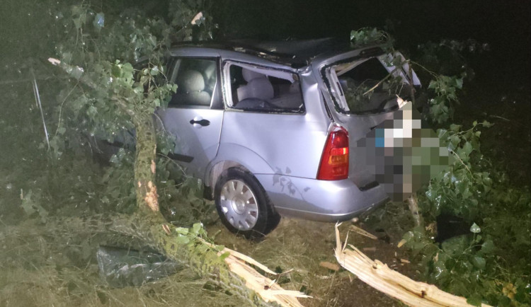 Večerní bouřky zaměstnaly hasiče, škola v Hustopečích přišla o kus střechy