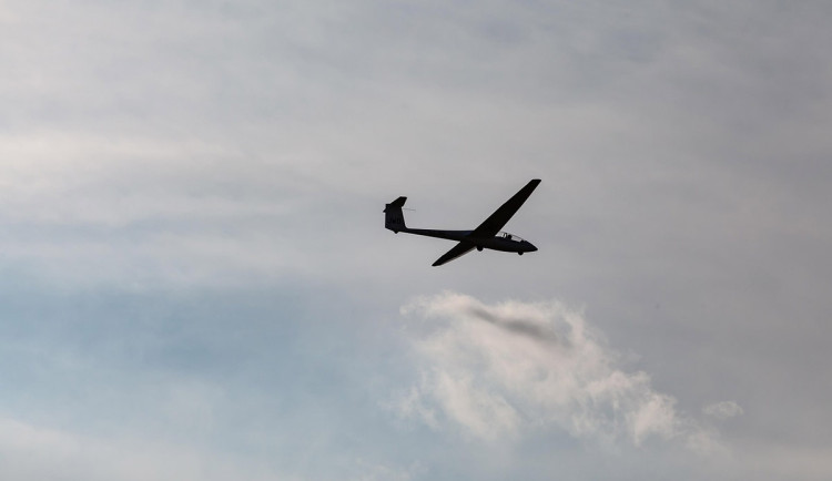 Na Prostějovsku havarovalo bezmotorové letadlo, pilot zemřel na místě