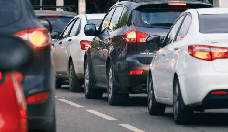 Aktuálně: Doprava na kruháku u Slávie v Náchodě se dnes na chvíli uvolní