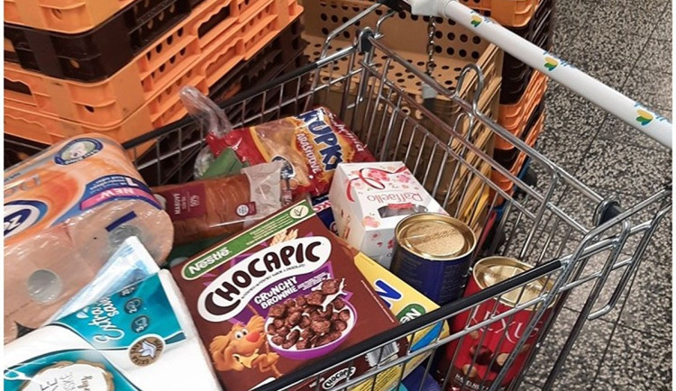 Muž naházel do košíku salámy, kávu i vysavač. Pokladně se ale vyhnul obloukem
