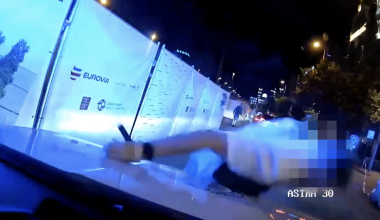 VIDEO: Opilý koloběžkář narazil do auta strážníků. Cizinec nadýchal jedno promile