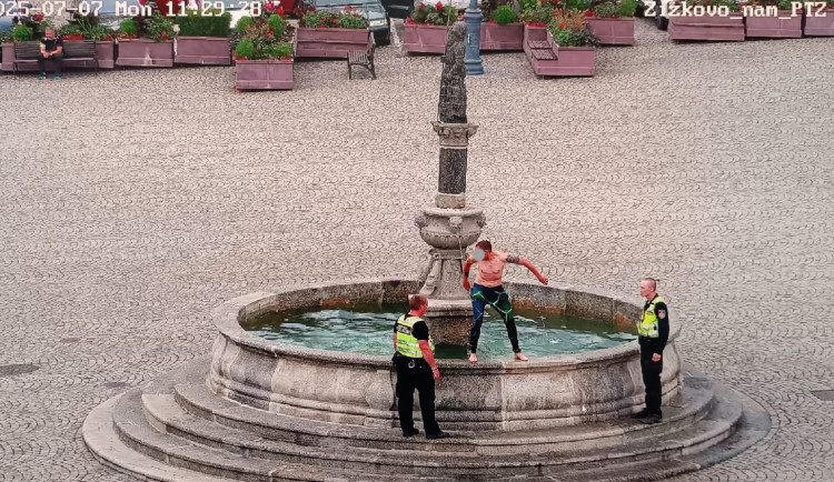 Z kašny si udělal bazén. Mladého plavce vykázali strážníci
