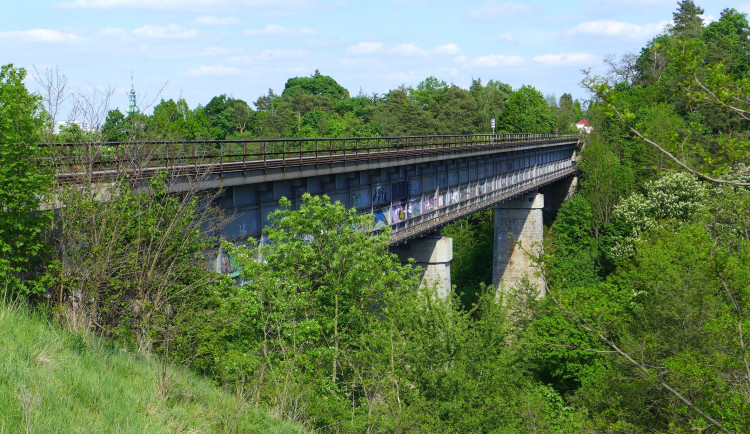 Neštěstí v Třebíči. Policie našla mrtvou ženu, ležela pod mostem