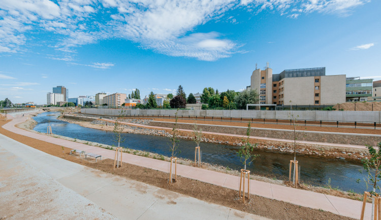 Brněnskou náplavku oživí umění. Město hledá výtvarníky, kteří pokreslí protipovodňovou stěnu