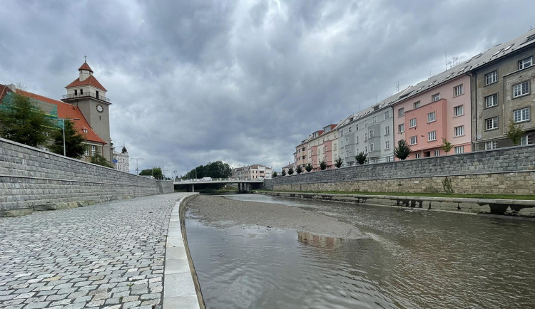 V řece Moravě v Olomouci výrazně ubylo vody. Probíhá kontrola a údržba jezu