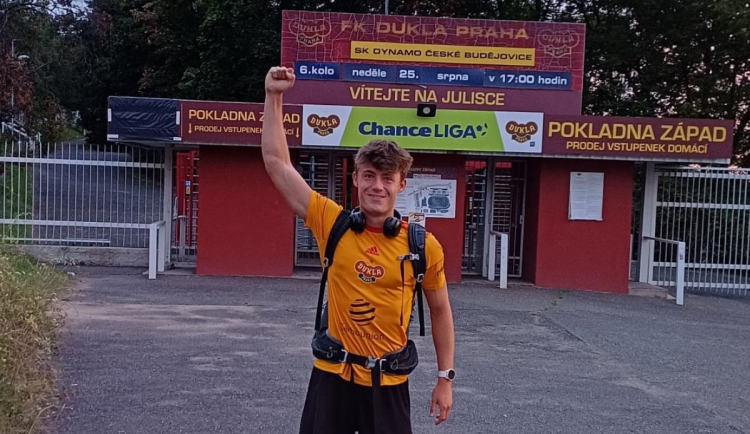 Fanoušek Dukly jde pěšky z Hradce do Karviné. Chce tak ukázat věrnost klubu