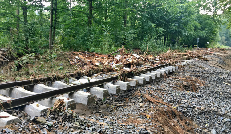 Trať u Vápenné povodně fatálně poničily. Správa železnic soutěží opravu za stovky milionů