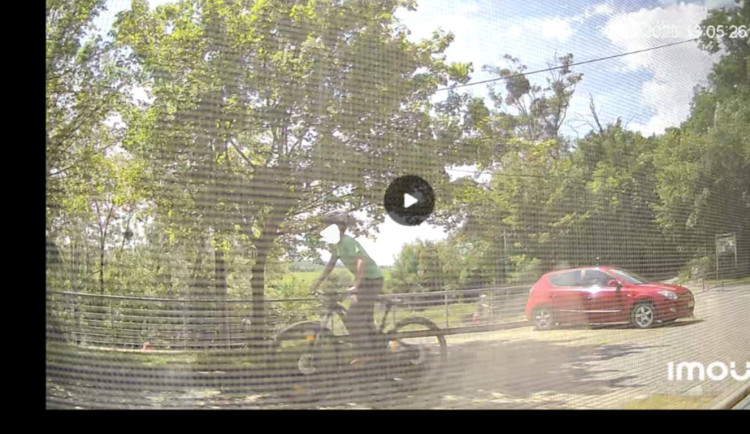 Bikeři si ze schodů před Mladečskými jeskyněmi udělali trail. Zastavte to, žádá správa