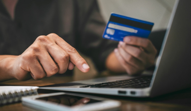 Podvodníci ho připravili o dva miliony. Muž z Rokycanska naletěl slibu rychlého zisku