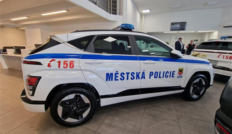 Strážnici v Chebu zmodernizovali vozový park o dvě auta, jsou to elektromobily