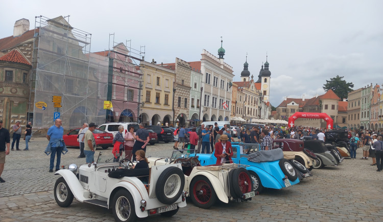 VIDEO: Na Vysočinu přijela unikátní historická auta. S náměstím v Telči ladila