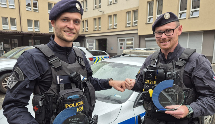 Muž chtěl spáchat sebevraždu a bodal se do břicha. Policisté mu zachránili život