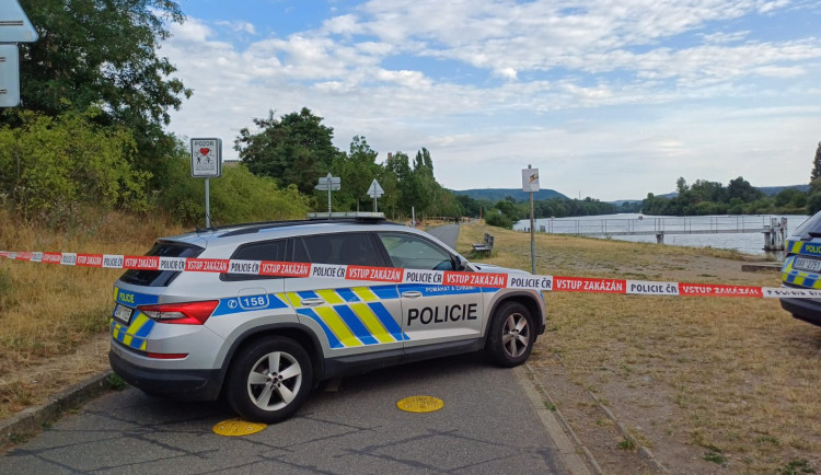 Policie uzavřela cyklostezku u Vltavy, objevili tam dělostřelecký granát