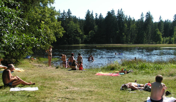 Na Vysočině dál platí zákaz koupání v Kachličce, Ředkovci, Sedlici a Pilské nádrži