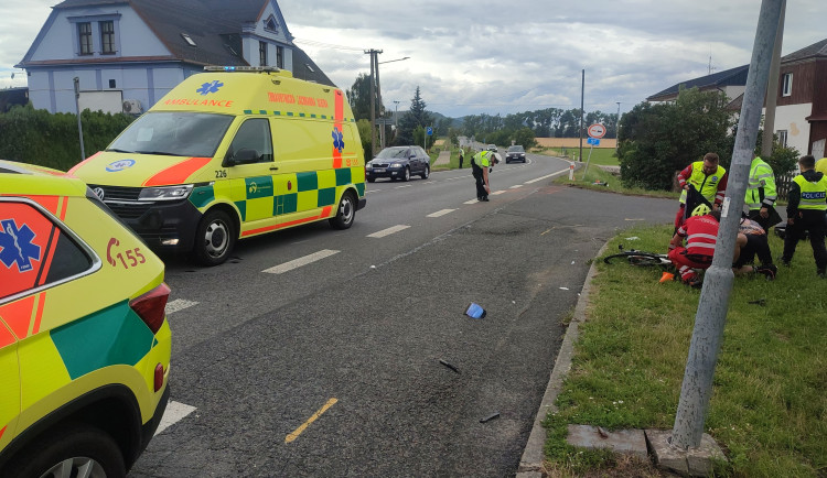 Na Bruntálsku se srazil řidič motorky s cyklistou. Oba se vážně zranili