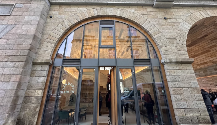 V oblouku Negrelliho viaduktu otevřeli prázdninovou knihovnu, nabízí komiksy i deskovky