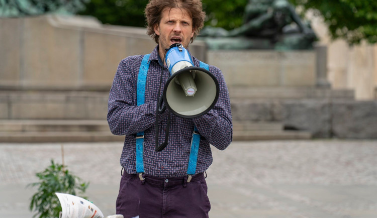 Malý p*ro, velký problém? Brněnský zastupitel Hollan mluví o mužských nejistotách