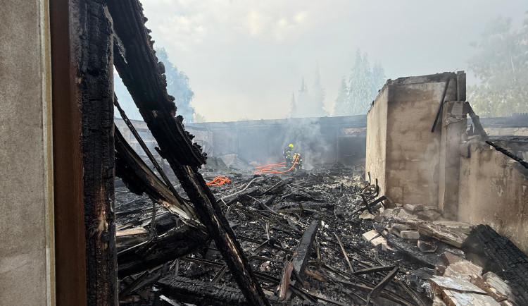 Noční požár na Mácháči. Shořela známá restaurace Bílý Kámen