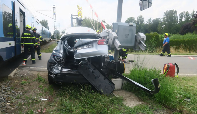 Šofér s Mercedesem uvízl na přejezdu v Šumperku. Vlak luxusní vůz odhodil z kolejiště