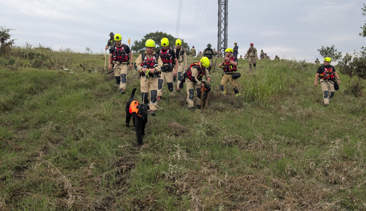 VIDEO: V Texasu pomáhají i hasiči z Prahy. Práci jim ztěžují jedovatí hadi a déšť