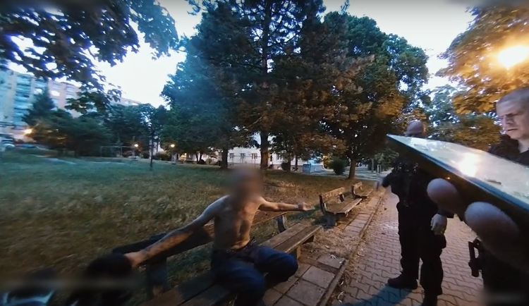 Nechvalně známý polonahý agresor opět řádil. Napadl ženu, další vytrhl mobil a urážel hlídku