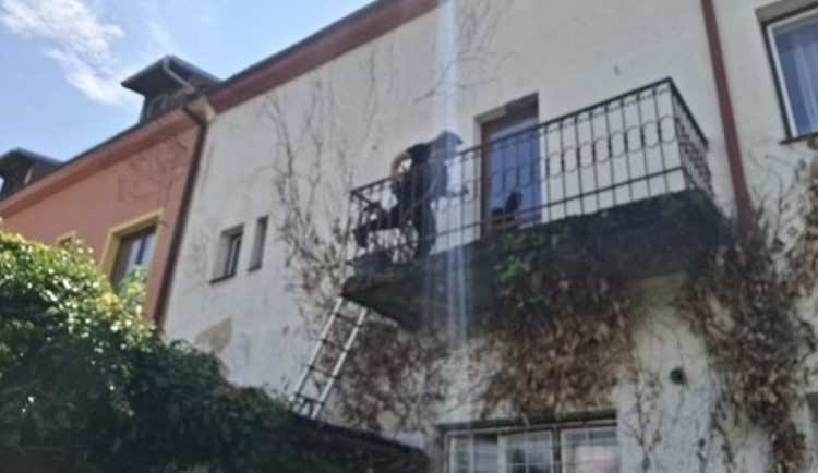 Měli jste dorazit před 75 lety, sdělila stařenka přerovským strážníkům, kteří ji z balkonu zachraňovali