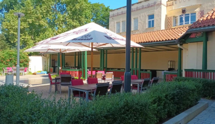 Konec experimentům. Národní dům v Prostějově provozuje soukromník, už otevřel zahrádku