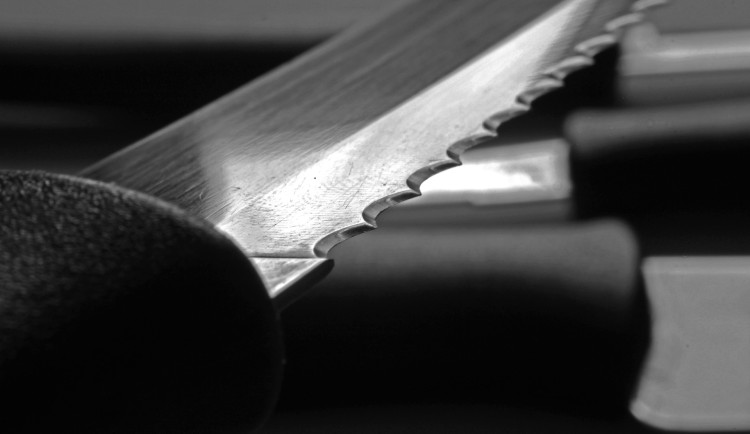 Zfetovaný muž zaútočil v Doksech na známého nožem, způsobil mu mnohočetná zranění