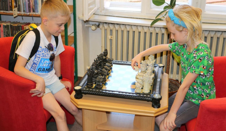 Čtenáři knihovny si půjčují deskovky k moři i na chalupy, nejvíc bodují únikové hry