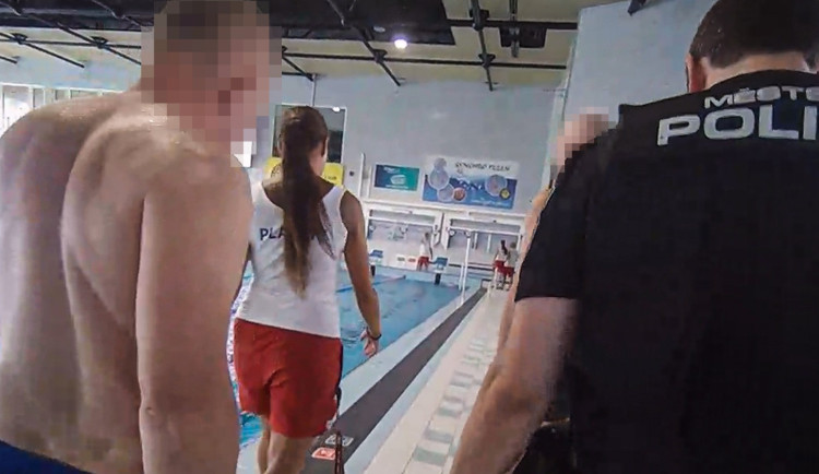 Bitka v sauně. Spor dvou mužů o dodržování provozního řádu skončil pěstním útokem