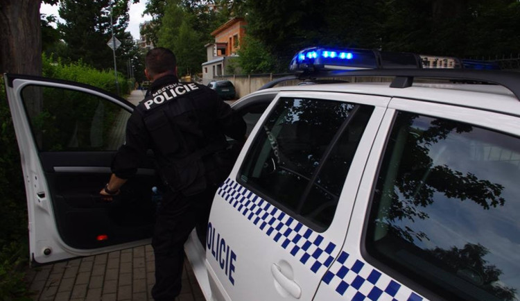 Sanitky byly pryč, diabetikovi ležícímu na zastávce pomohli strážníci