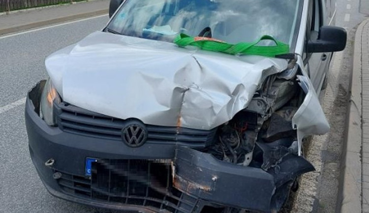 Řidič v Brtnici vjel do protisměru. Následně narazil do lampy a do domu