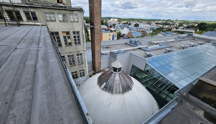 Ikonické kopuli bývalého obchodního domu v centru Opavy se vrací původní ráz