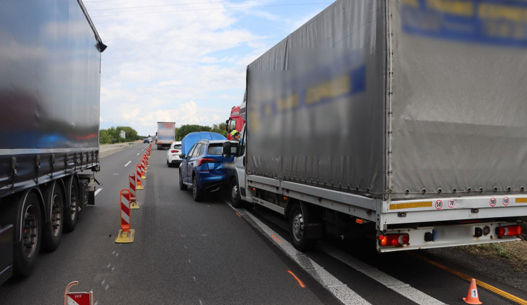 Řetězová nehoda zkomplikovala provoz na D35 u Litovle, řidič dodávky nedobrzdil ve zúžení