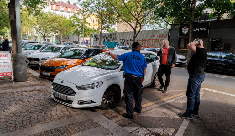Kontrola řidičů Boltu a Uberu odhalila desítky pochybení. Někteří před úředníky ujížděli