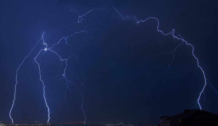 Tropy a bouřky míří na jih Moravy. Hrozí vítr, kroupy i přehřátí organismu