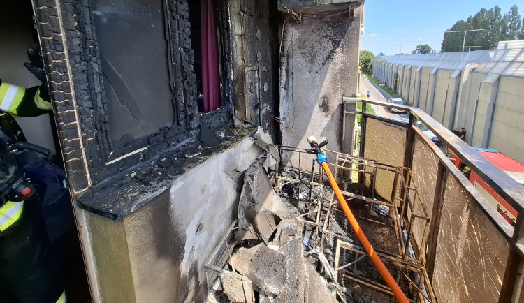 Na Šárce v Prostějově hořely dva balkony. Majitel bytu se popálil