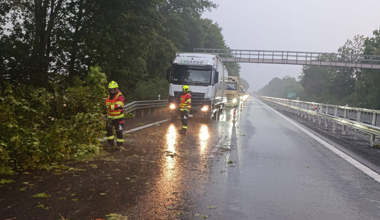 Stržené dráty i strom na D35. Intenzivní bouřky zasáhly Olomoucký kraj