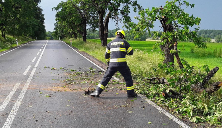 Počasí zaměstnalo hasiče, nejvíc na Jihlavsku a Havlíčkobrodsku. Evakuoval se tábor