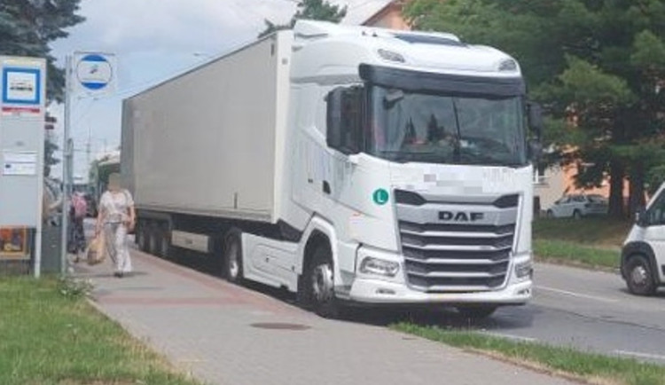 Opilý cizinec řídil kamion. I přes zákaz projížděl Jihlavou, zastavila ho hlídka