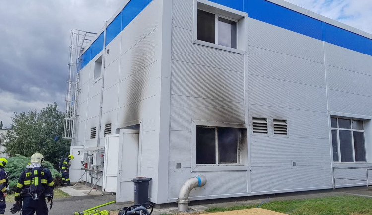 Hořela sušička i čistička. Hasiči ve stejný čas zasahovali v průmyslových objektech v regionu