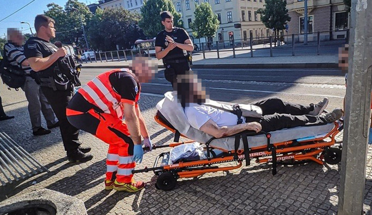 Krvavému napadení na zastávce přihlíželi tři svědci, policie by s nimi ráda mluvila