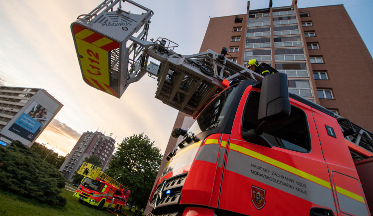 Jsem na balkoně a asi se dusím. Hasiči zveřejnili emotivní hovor se ženou z tísňové linky