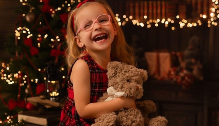 Emička prodělala dětskou mozkovou obrnu. Policista pro ni uspořádal sbírku